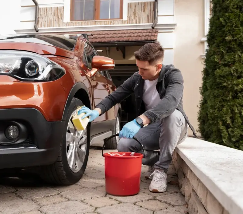 Lavage auto à domicile Saint-Martin-sur-le-Pré : professionnel intervenant sur un véhicule